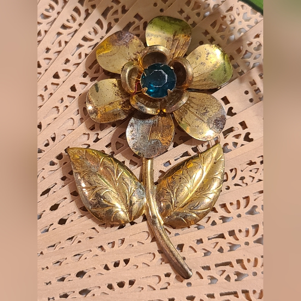 Gold Flower Brooch with  Gem